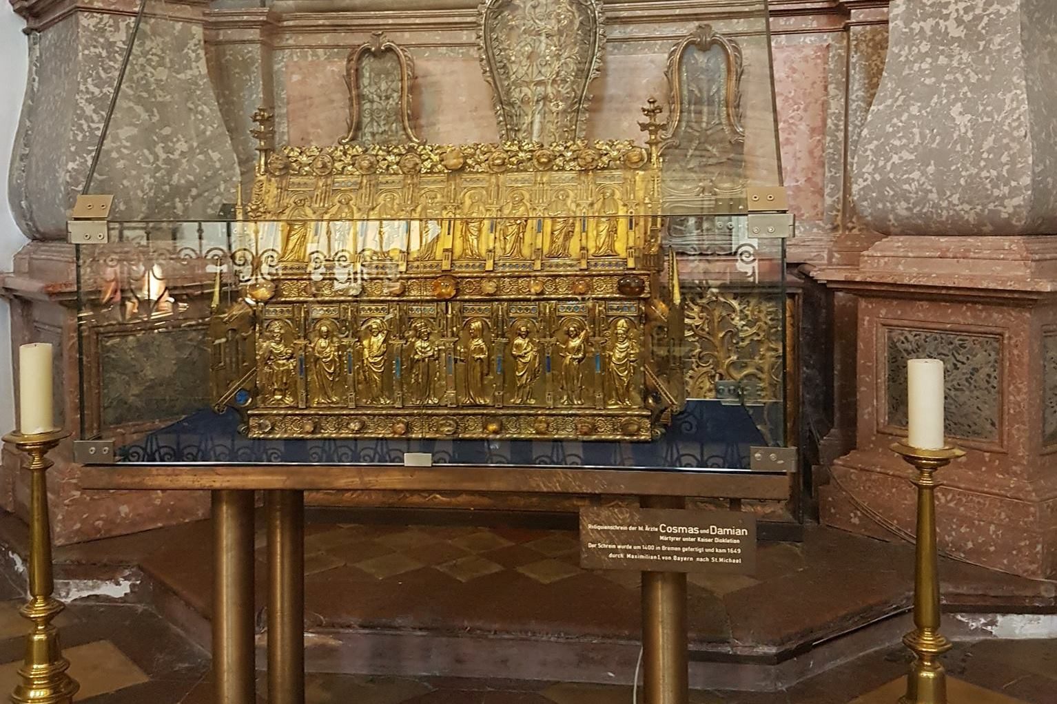 Saint Cosmas and Damian's skulls, St. Michael church, Munich - 03.jpg
